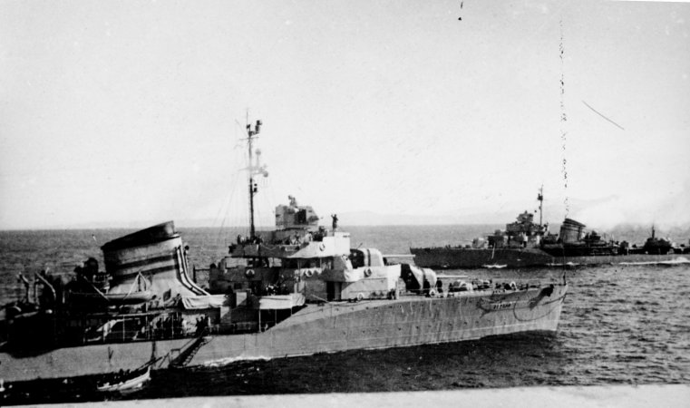 Эсминцы Тихоокеанского флота во время учений 1941г. На первом плане эсминец "Редкий", на втором плане "Решительный" Эсминцы Тихоокеанского флота во время учений 1941г. На первом плане эсминец "Редкий", на втором плане "Решительный"
